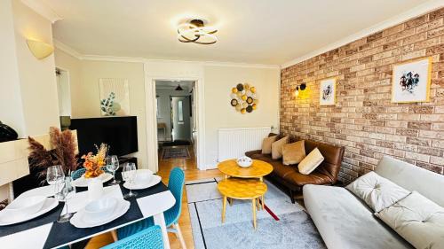 Inviting 2 Bed Guest House steps away from Ascot Racecourse 3 mins drive, 5 mins to Legoland, 12 mins to Windsor Castle Perfect for families & racegoers alike