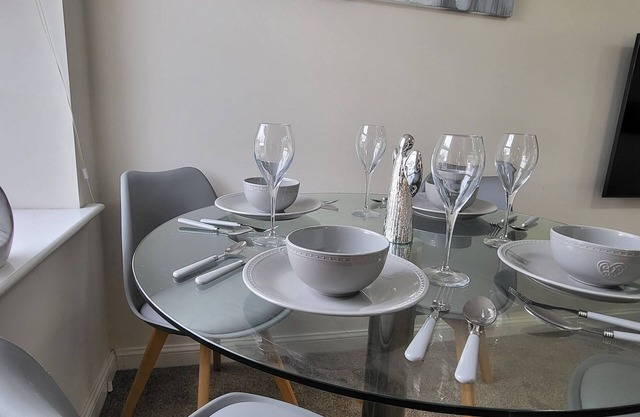 Inviting 6-Bed House in Nuneaton