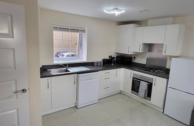 Inviting 6-bed House in Nuneaton