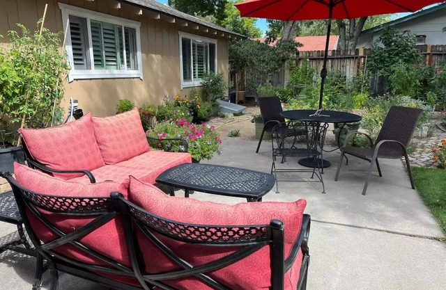 Inviting and relaxing 3 bed 2 bath home in a lovely quiet neighborhood.