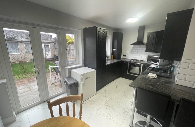 Inviting Apartment in Hayes with Garden & Parking