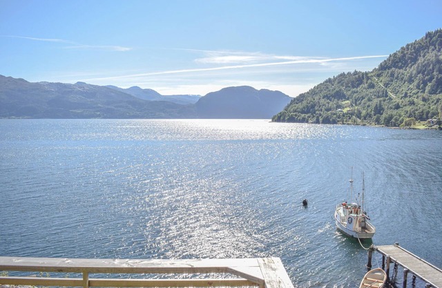 Inviting apartment with its own boat and fantastic location on the Hardangerfjord.