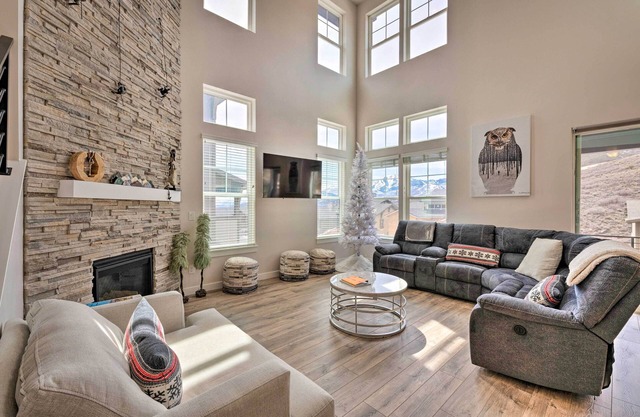 Inviting Hideout Townhome w/Balcony & Lake Views!