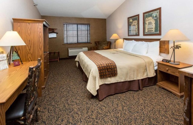 Inviting Lodge-Like Stay with Hot Breakfast & Complimentary Breakfast
