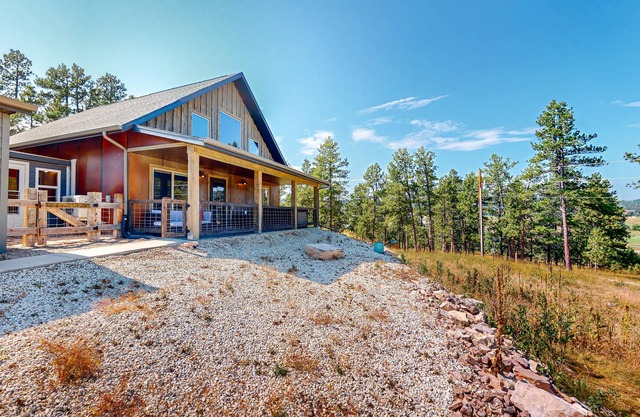 Inviting mountainside cabin, dog-friendly, with grill, central AC, & W/D