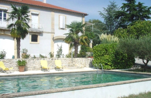 Inviting natural stone house (2-6 people), well-tended park with a large pool