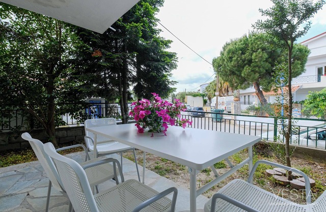 Iris 2-bdrm Suite in Chanioti, 150m to beach