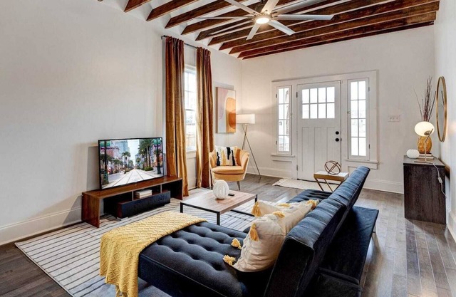 Irish Channel Elegance: Exclusive 3BR, 2BA Home. Living, Kitchen, NOLA Comfort Awaits
