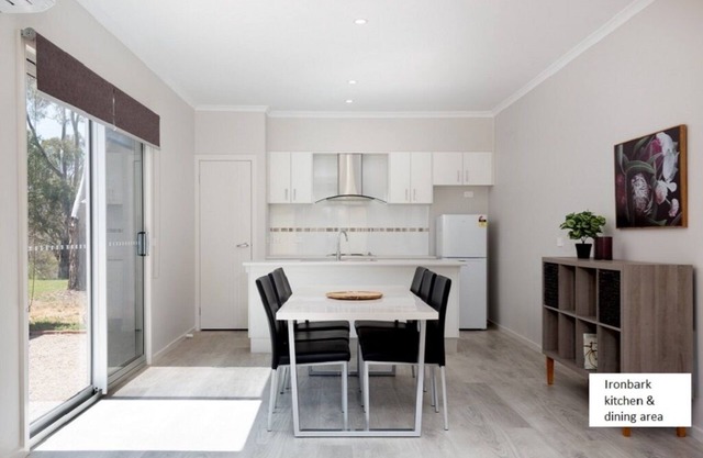 "Ironbark" @ Yea Springs - affordable luxury right on the Railtrail