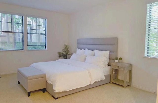 Irvine 2Bedroom 2 Bathroom Apartment with Kitchen Pool gym