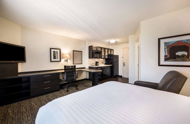 Irvine's Premier Destination for Business & Leisure! Pets Allowed, Full Kitchen!