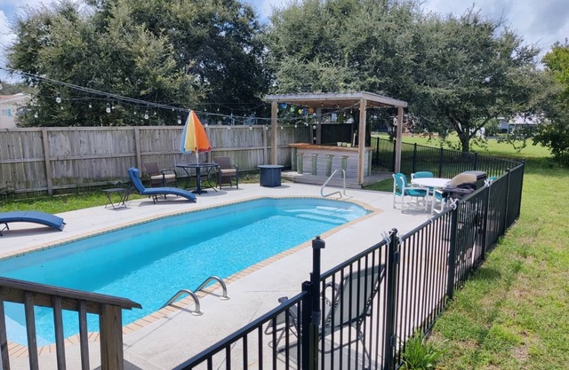 Island Escape - Water Views, Heated Pool, Boat Dock, Walk to Beach