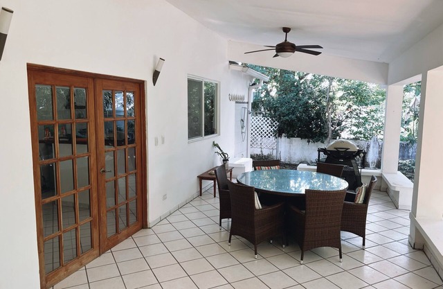 Island Garden villa - 3 bedroom, 3 bathroom, cozy and spacious. Wifi, TV, grill