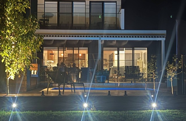 Island Lakeside Retreat central to town