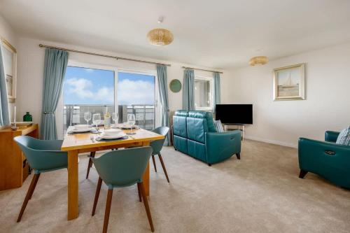 Island's Edge- Moments from Hamworthy Beach and Park