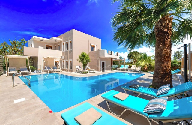 Island Suites Villa Private Heated Swimming Pool