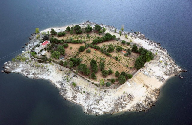 Island with Castle an hour from Madrid