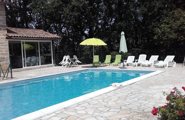 ISOLEE: VACATION HOME WITH POOL AND JACUZZI IN WOODED GROUNDS