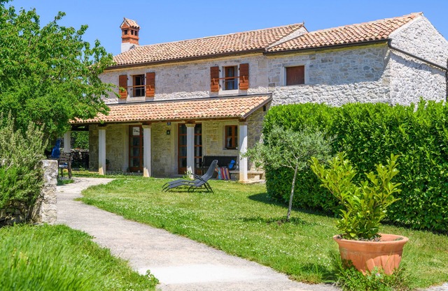 Istrian stone house with fireplace and garden, 2 km from the sea