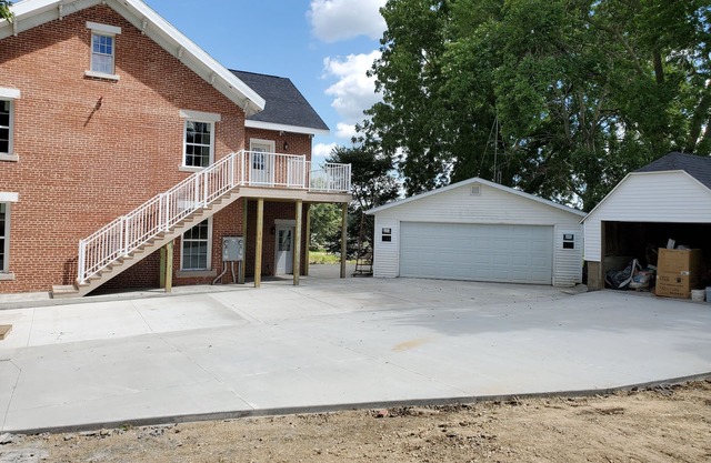 It's a Brick.House! Family-sized condo right outside of Cascade, IA!