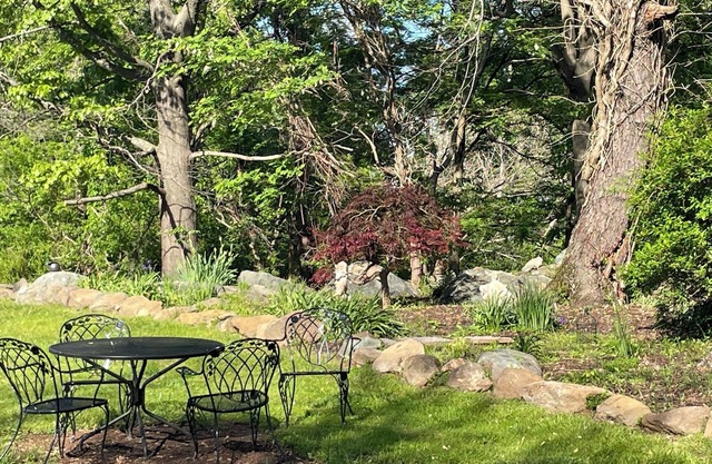 It's Own Destination / Farm Cottage with Mountain Views & Pond