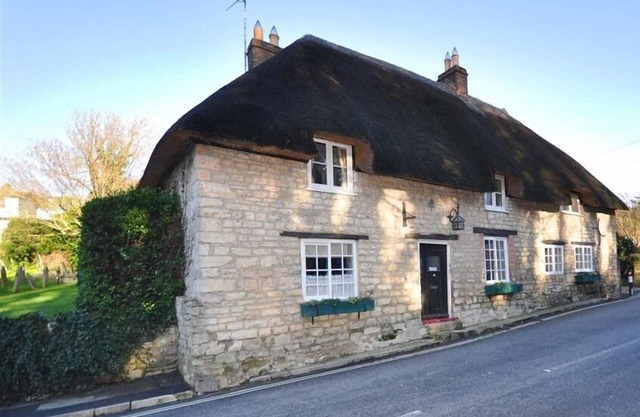 IVY COTTAGE, pet friendly, with open fire in West Lulworth