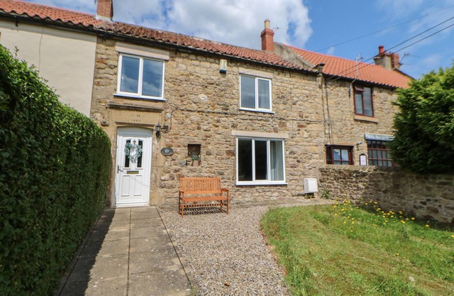 IVY COTTAGE, pet friendly, with a garden in Ingleton, County Durham
