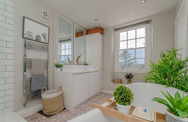 IVY COTTAGE, pet friendly, character holiday cottage in Chester