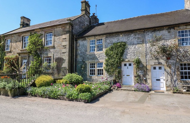 IVY COTTAGE, pet friendly, with open fire in Hartington