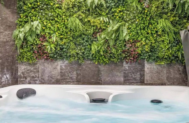Ivy House, 6-Beds, Sleeps 19 with Hot Tub