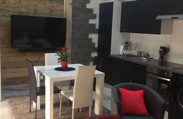 J&N studio classified 3 * downtown/motorcycle garage/private park