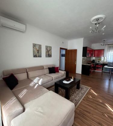 J & Nilson's Apartment In Shkodra Center