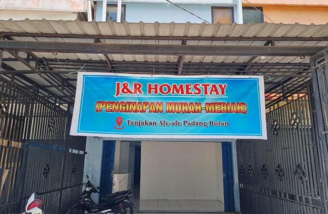 J&R Home Stay Penginapan Murah Meriah.