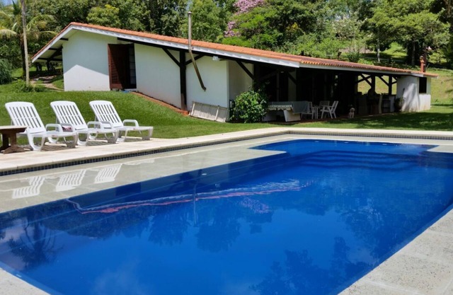 Jacaranda Place 125. 000m2, Headquarters overlooking the Lake, Pool, Court, Orchard