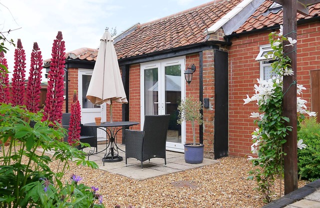 JACK'S CORNER, pet friendly, character holiday cottage in King's Lynn