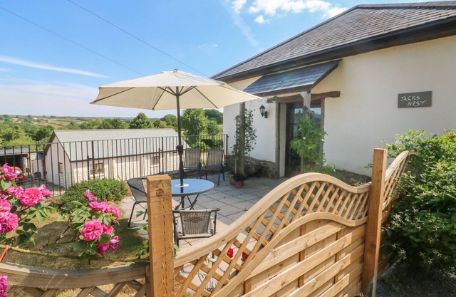 JACK'S NEST, pet friendly, character holiday cottage in South Molton