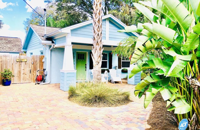 Jacksonville Blue Bungalow- 2 Bedroom New Build Tropical Charm & Cozy Vacationn