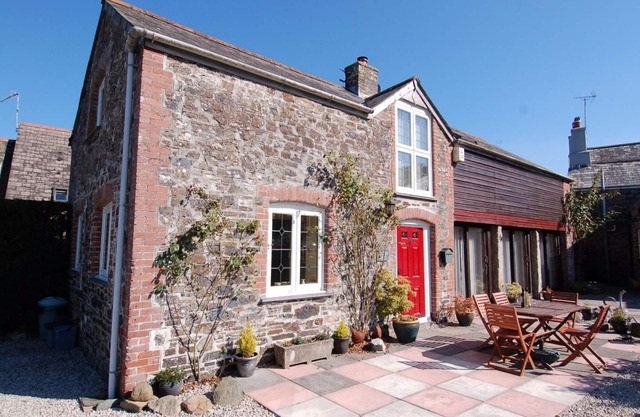 JACOBS BARN, pet friendly, country holiday cottage in Lifton
