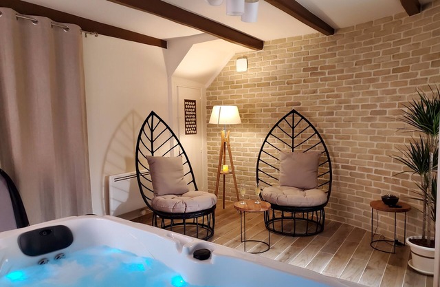 Jacuzzi Privatif Dans Maison de Village au Calme