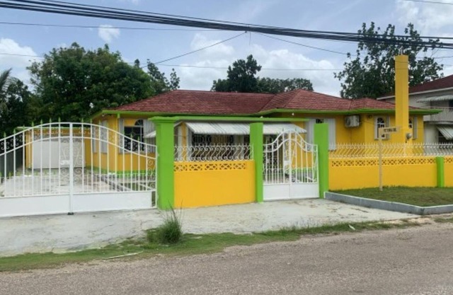Jamaica Santa Cruz Guest House, 5 minutes away from the town of Santa Cruz