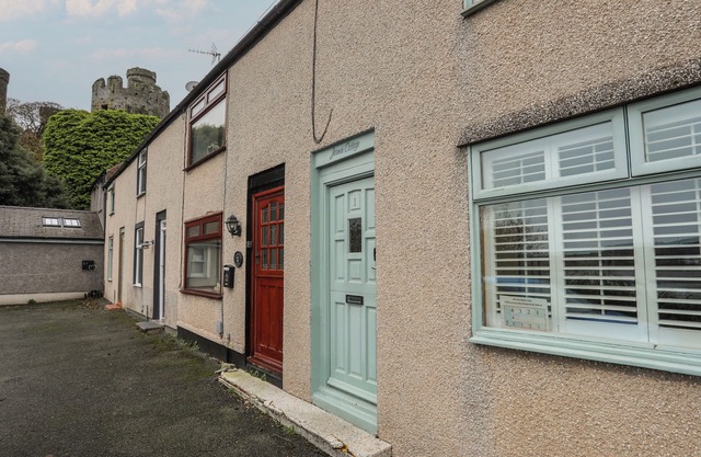 JASMIN COTTAGE, pet friendly, luxury holiday cottage in Conwy