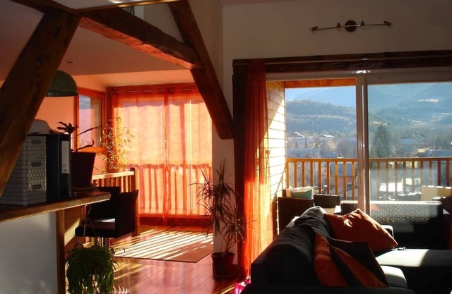 Jausiers. Rent T3 charming rooftop apartment