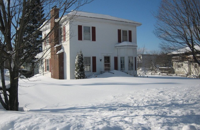 Jay Peak ski house mins to the mountain in quaint Vermont village
