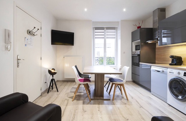 Jean Reno: Ground floor apartment in a charming house (with parking)
