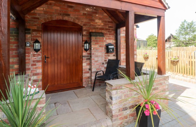 JERSEY BARN, character holiday cottage, with a garden in Uttoxeter