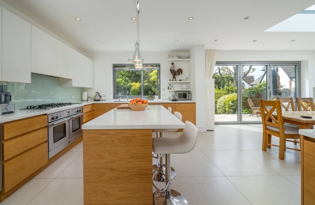 JOIVY Fantastic 4-bed house w/Garden&Parking