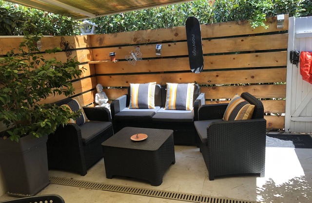 Joli Petit Mazet Avec Terrasse en Pleine Nature