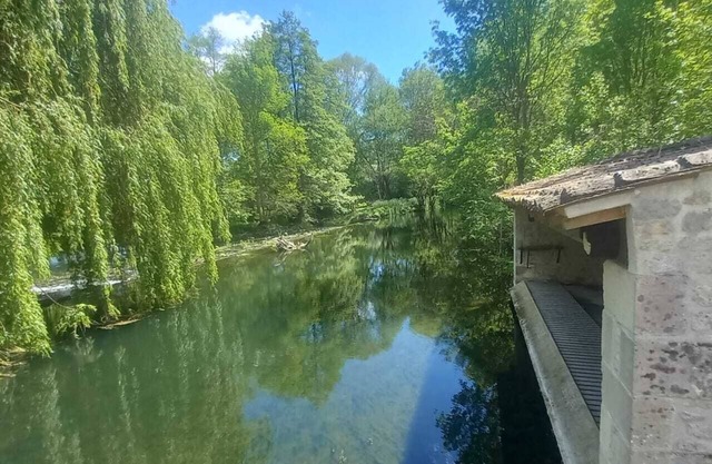 Jolie Charentaise Avec spa aux Pieds D'un Château