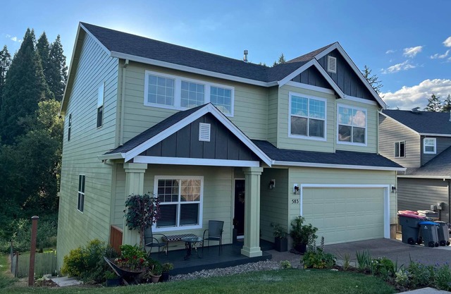 JOY' Large Serene Creekside Home awaits you!