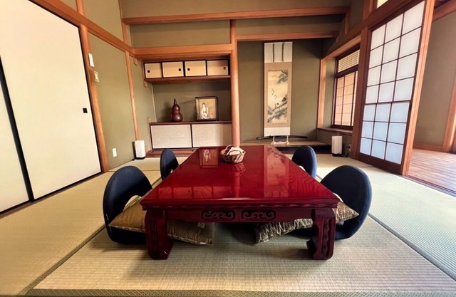 Fukuoka Airport and Hakata Station are both within 5 minutes! A samurai family's mansion elegantly set on a 300 tsubo (1,860 m2) site. Easy access to Fukuoka's tourist attractions, spacious enough to accommodate 10 or more people, and pets are allowed.